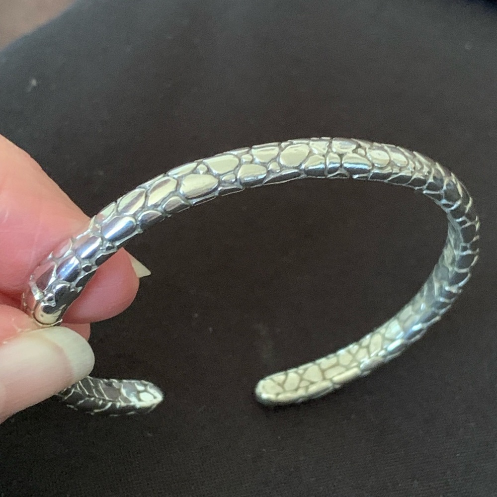Sarda Sterling Silver Silver Love One Another Cuff Bracelet - Picture 8 of 15